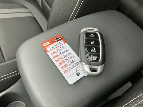 Used 2025 Hyundai Venue SEL image 8