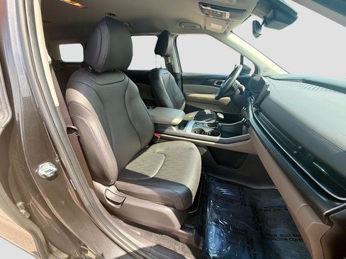 Used 2026 Kia Carnival FWD image 31