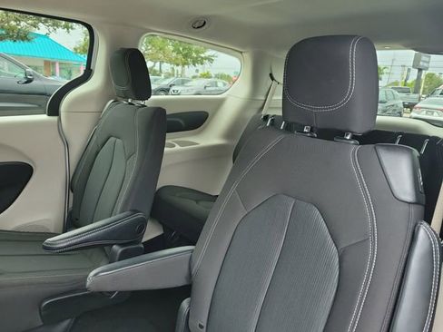 Used 2023 Chrysler Voyager LX image 13