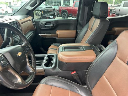 Used 2020 Chevrolet Silverado 1500 High Country w/ Technology Package AWD/4WD image 9
