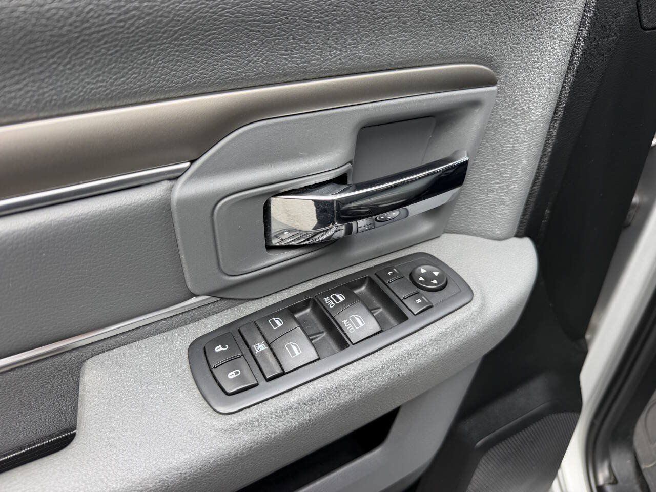 Used 2016 RAM 1500 Classic SLT AWD/4WD image 12