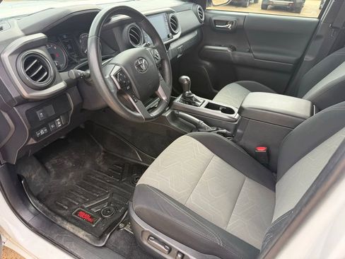 Used 2022 Toyota Tacoma TRD Off-Road w/ Technology Package AWD/4WD image 10