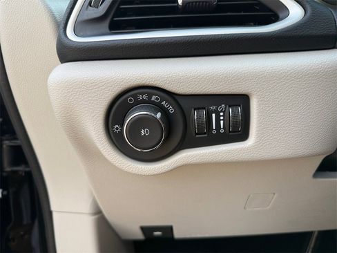 Certified 2024 Chrysler Pacifica Touring-L image 26