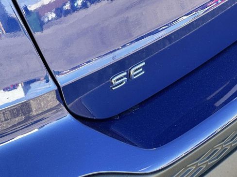 Used 2023 Volkswagen Taos SE w/ Panoramic Sunroof Package image 11