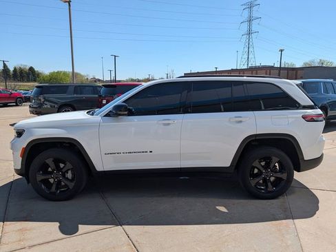 Used 2023 Jeep Grand Cherokee Limited w/ Black Appearance Package AWD/4WD image 4