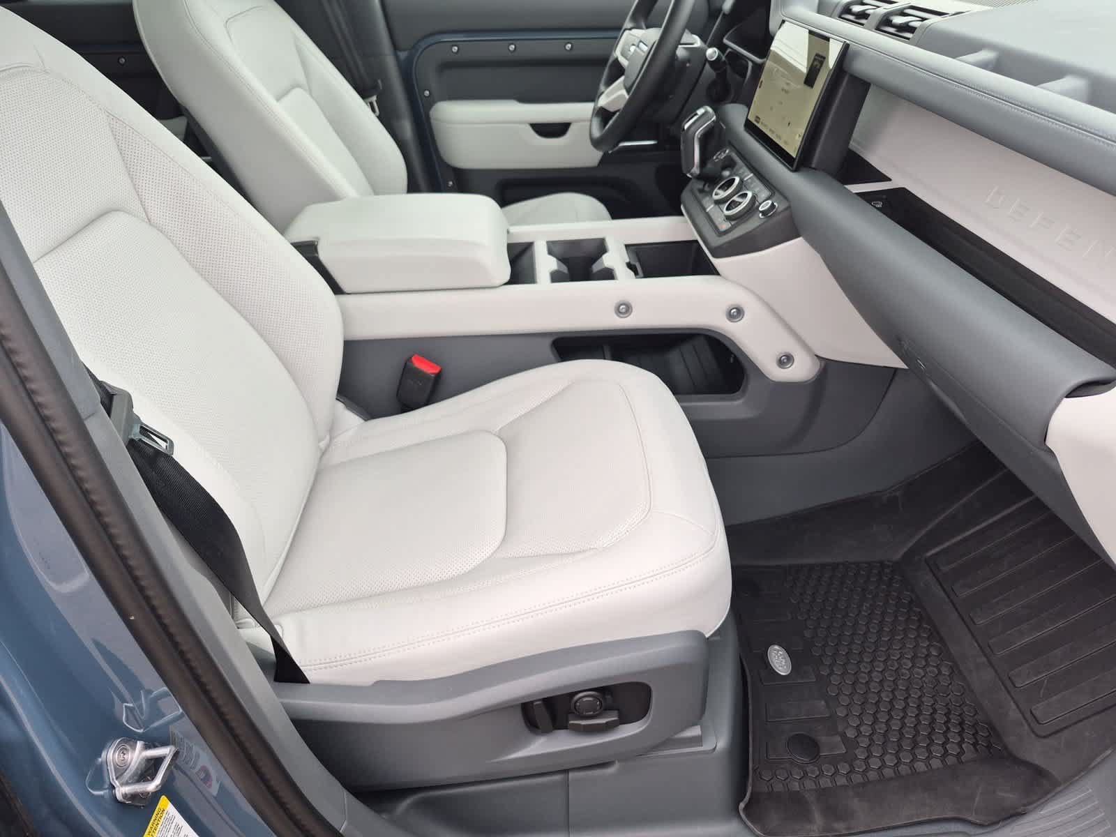 Certified 2025 Land Rover Defender 110 X-Dynamic SE AWD/4WD image 23