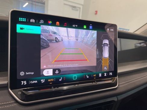 Certified 2025 Volkswagen Tiguan SE AWD/4WD image 32