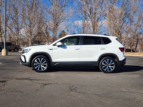 Certified 2022 Volkswagen Taos SE image 2