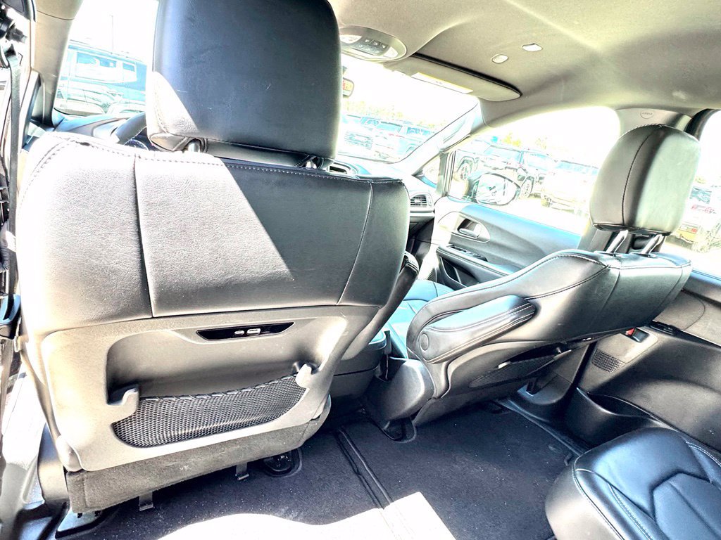 Used 2025 Chrysler Pacifica Select FWD image 14