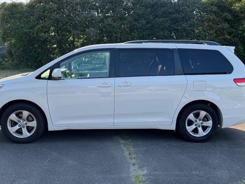 Used 2012 Toyota Sienna LE FWD image 5