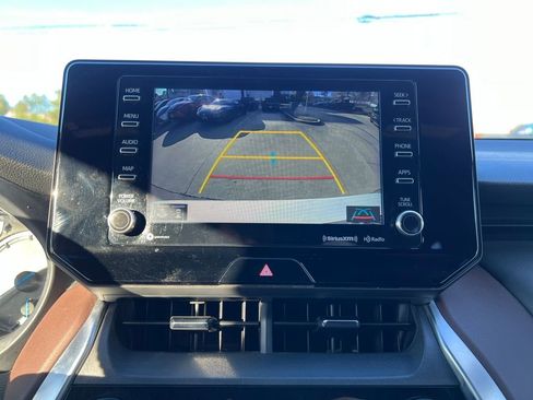 Used 2022 Toyota Venza XLE image 18