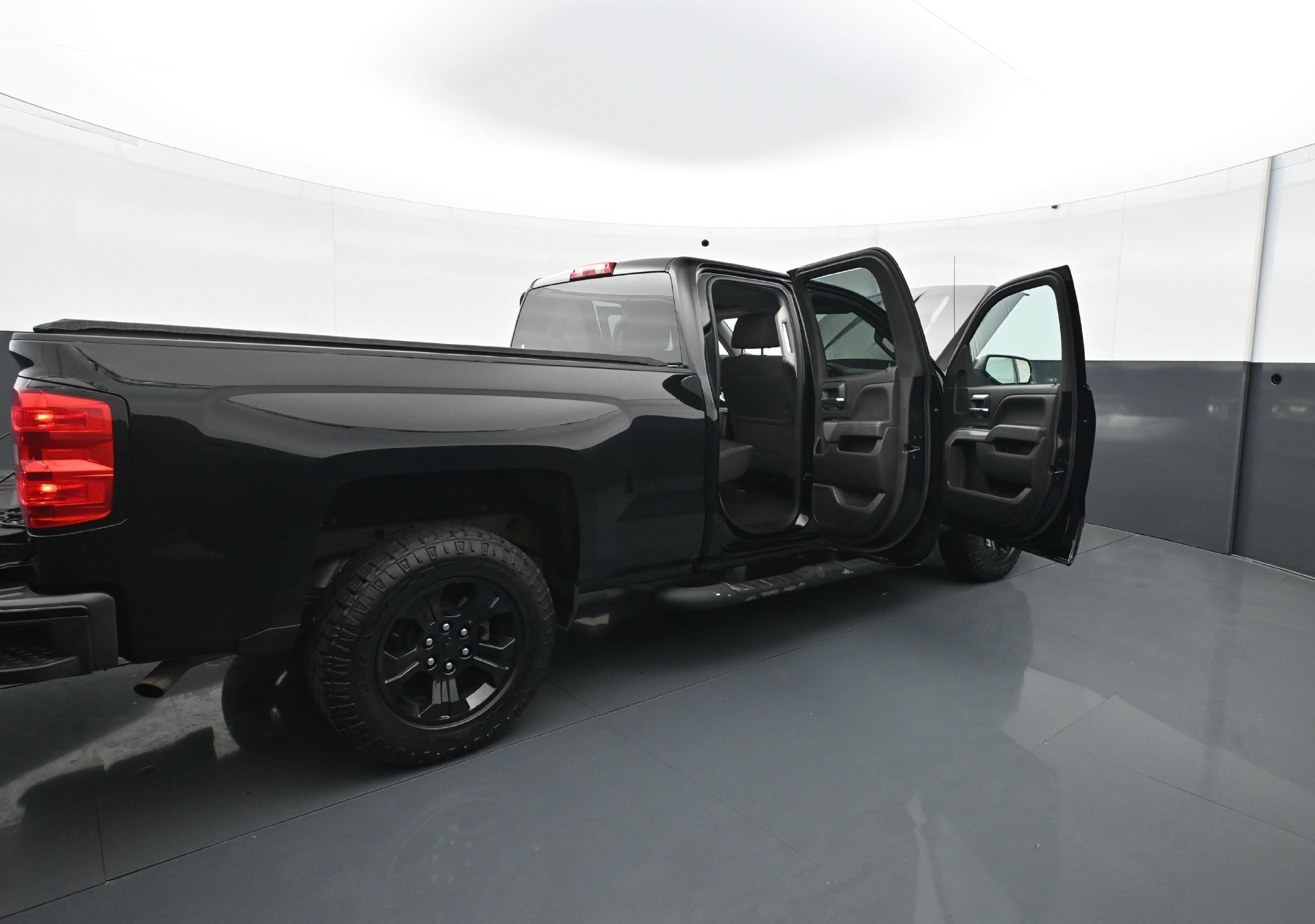 Used 2018 Chevrolet Silverado 1500 LT w/ Midnight Edition AWD/4WD image 35