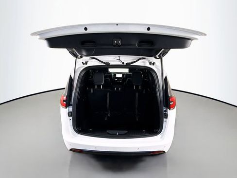 Used 2025 Chrysler Pacifica Limited image 26