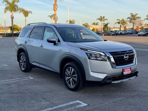 New 2025 Nissan Pathfinder SL image 2