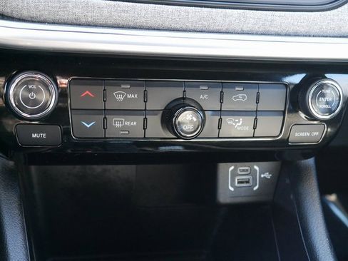 Used 2024 Jeep Compass Latitude image 19