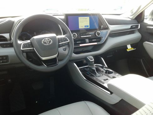 New 2026 Toyota Highlander Limited AWD/4WD image 6