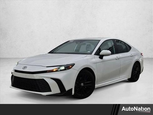 Used 2025 Toyota Camry SE image 1