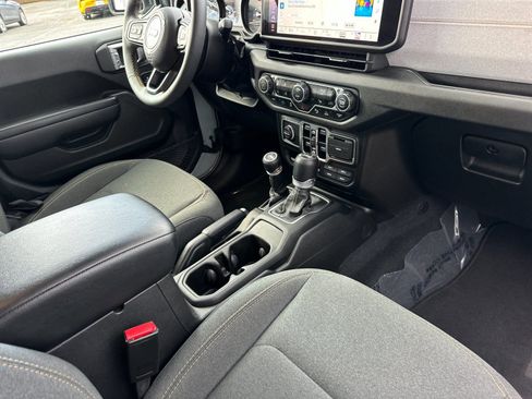 Used 2024 Jeep Wrangler Unlimited w/ Convenience Group image 15