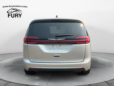 Used 2024 Chrysler Pacifica Touring-L FWD image 4