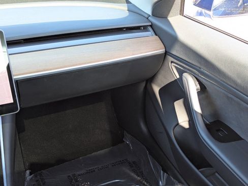 Used 2019 Tesla Model 3 Standard Range image 16