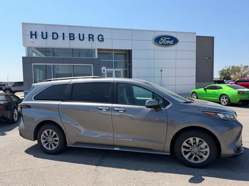Used 2026 Toyota Sienna XLE FWD image 2