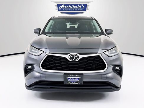 Used 2021 Toyota Highlander XLE image 2