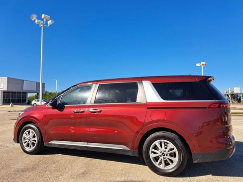 Used 2024 Kia Carnival LX image 7