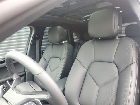 Used 2025 Porsche Macan image 5