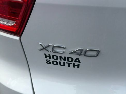 Used 2023 Volvo XC40 B5 Plus AWD/4WD image 8