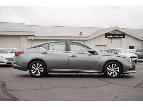 Used 2022 Nissan Altima 2.5 S image 2