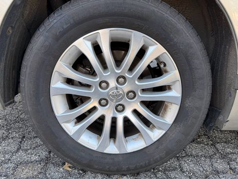 Used 2015 Toyota Sienna XLE Premium image 9