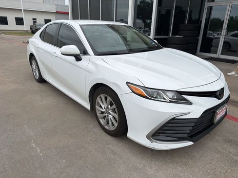 Used 2023 Toyota Camry LE FWD image 4