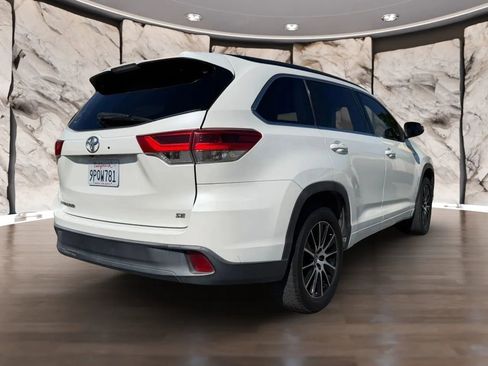 Used 2018 Toyota Highlander SE FWD image 6