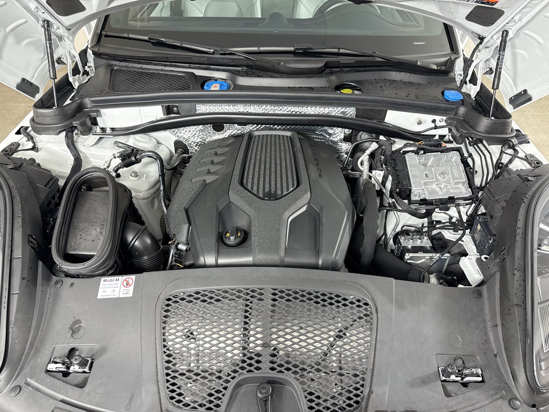 Used 2024 Porsche Macan AWD/4WD image 21