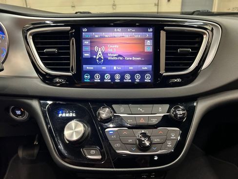 Used 2019 Chrysler Pacifica Touring-L Plus w/ S Appearance Package FWD image 24