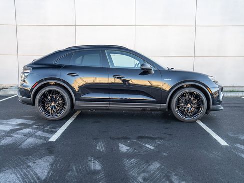 Certified 2025 Porsche Macan Electric image 8
