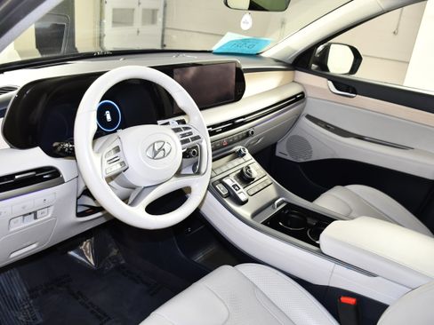 Used 2024 Hyundai Palisade Limited AWD/4WD image 2