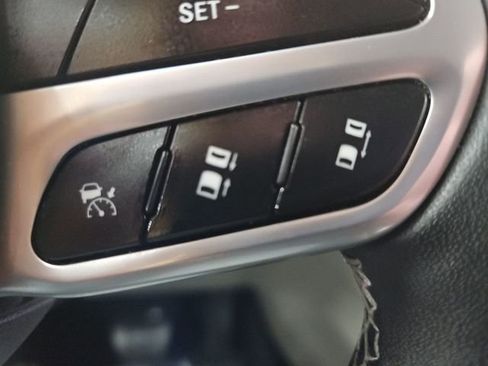 Used 2023 Chrysler Pacifica Touring-L image 43