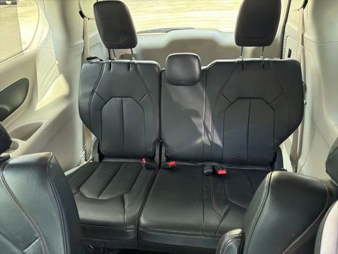 Used 2020 Chrysler Pacifica Touring-L image 5