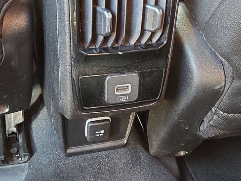 Used 2024 Jeep Compass Latitude AWD/4WD image 17