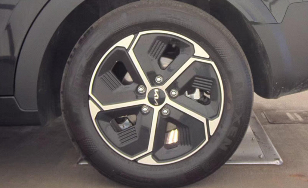Used 2025 Kia Niro EX w/ EX Cold Weather Package FWD image 9