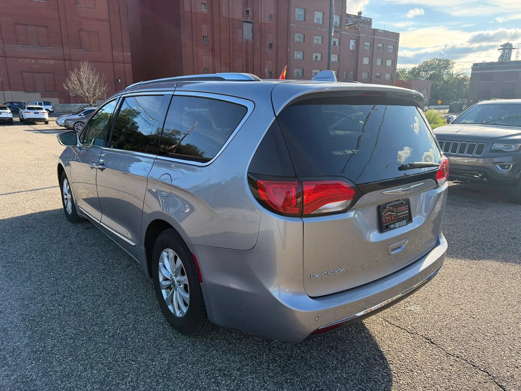 Used 2019 Chrysler Pacifica Touring-L FWD image 4