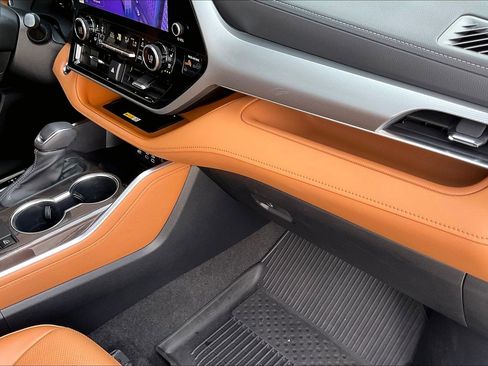 Used 2023 Toyota Highlander Platinum image 21