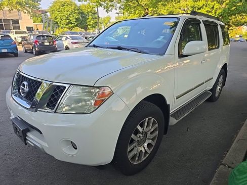 Used 2010 Nissan Pathfinder LE w/ Navigation Pkg AWD/4WD image 4