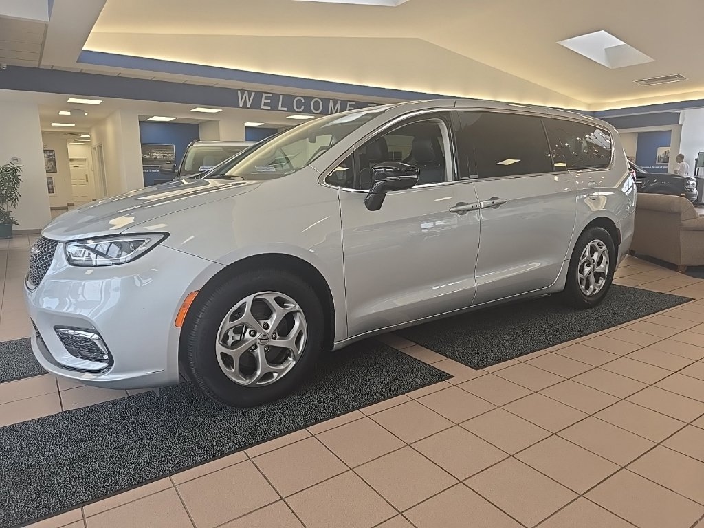 Used 2024 Chrysler Pacifica Limited FWD image 2