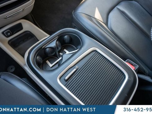 Used 2023 Chrysler Pacifica Touring-L FWD image 14