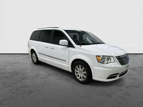 Used 2014 Chrysler Town & Country Touring FWD image 5