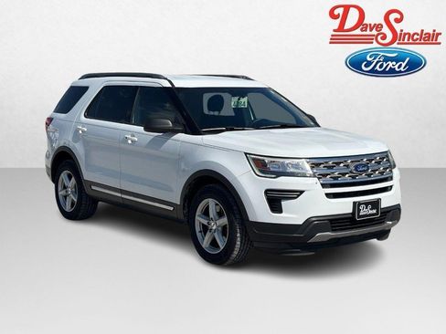 Used 2018 Ford Explorer XLT FWD image 4