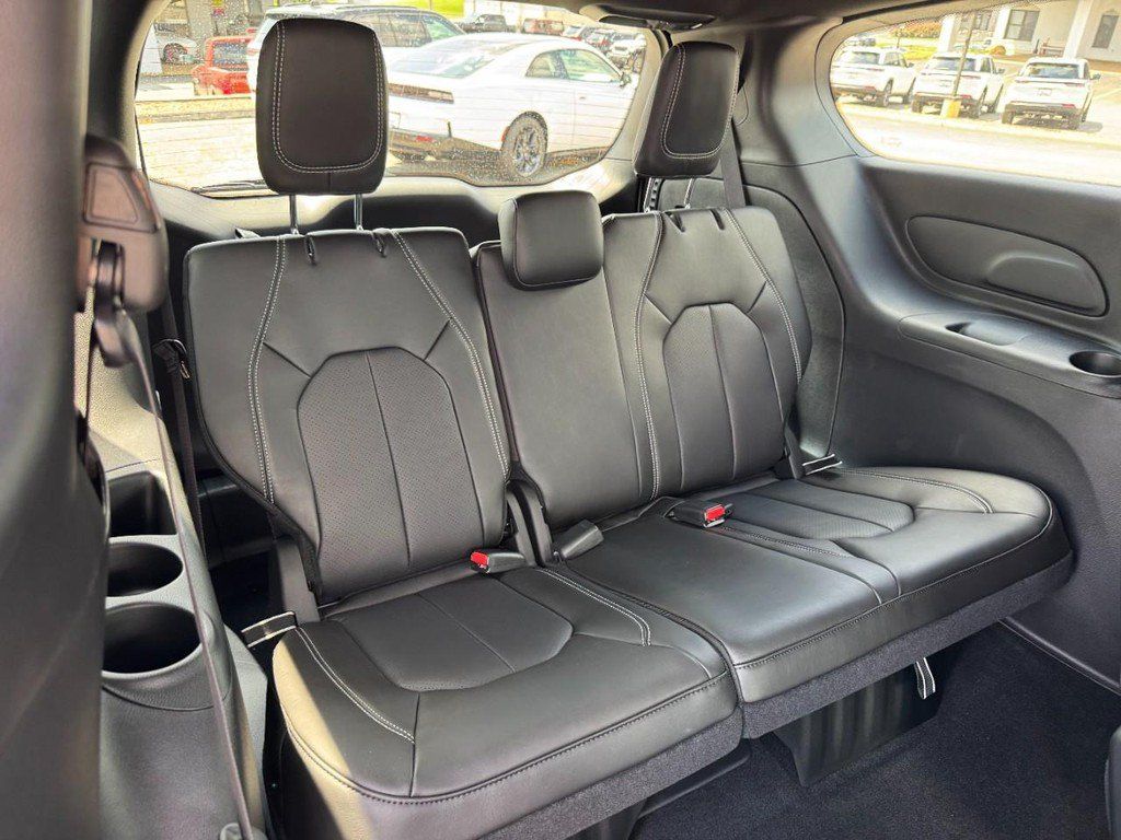 New 2027 Chrysler Pacifica Select FWD image 7