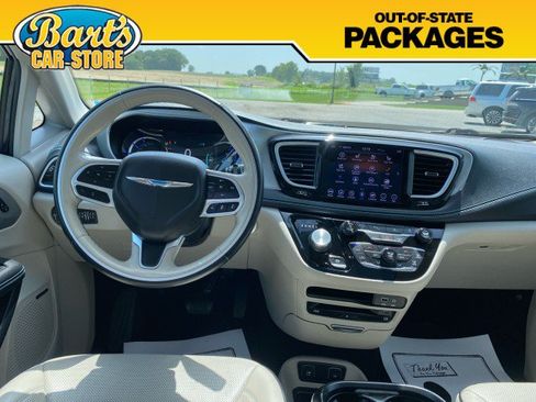 Used 2020 Chrysler Pacifica Limited w/ Advanced Safetytec Group FWD image 26